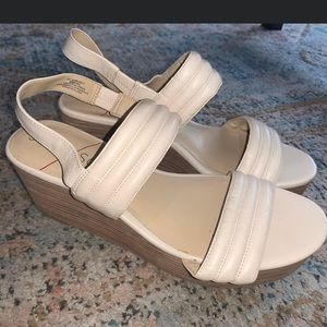 Wedged cream shoes